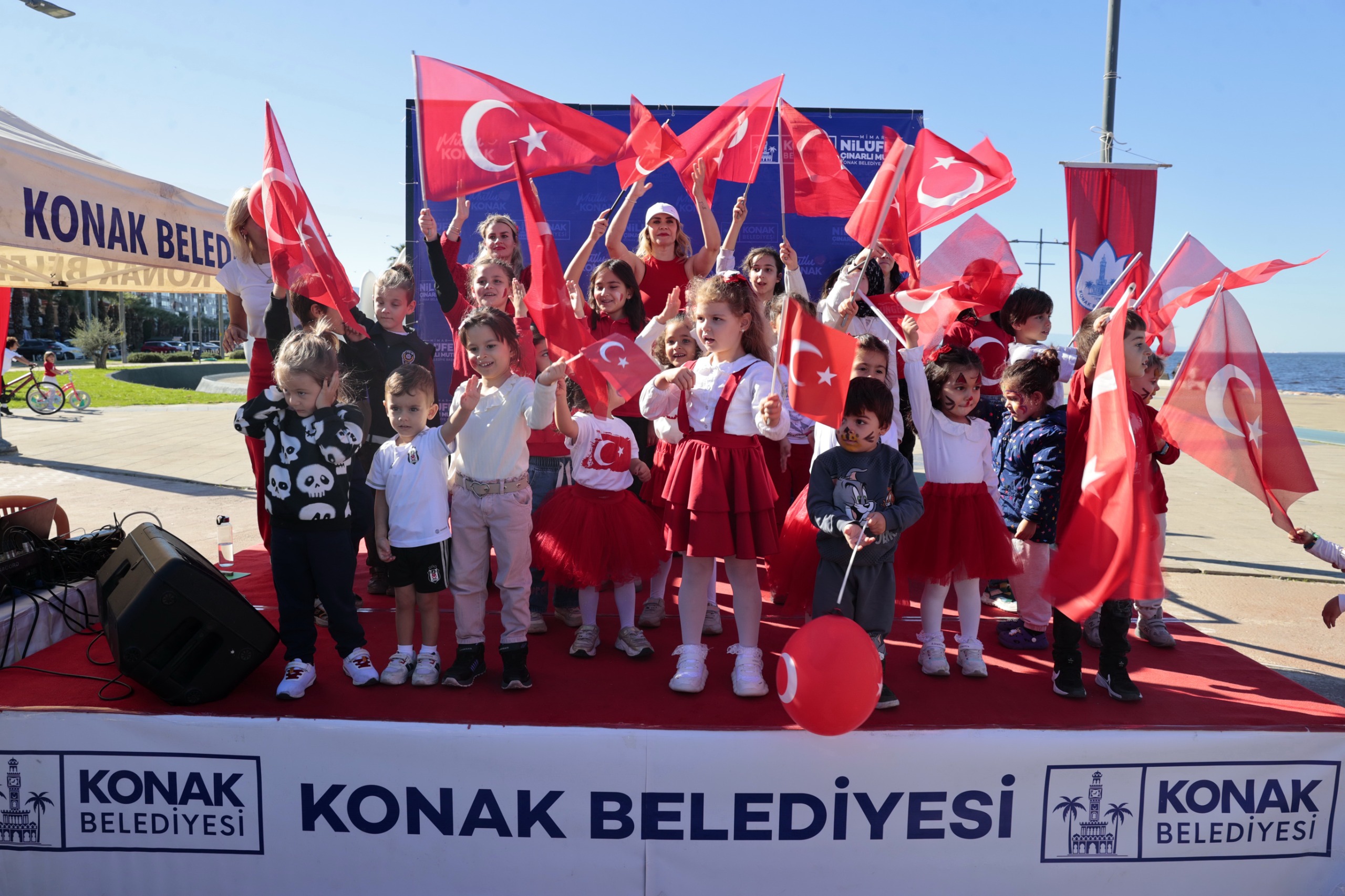 Konak’ta Cumhuriyet Bayramı Coşkusu Meydanlara Taştı